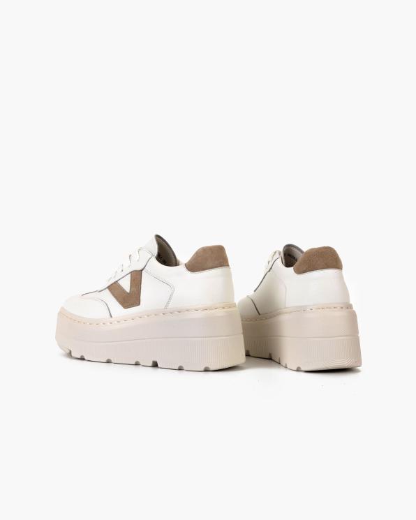 Białe sneakersy damskie ze skóry licowej na koturnie 105-56766-BIAŁY