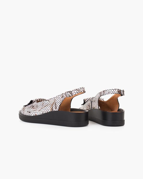 Czarno-białe sandały damskie skórzane na koturnie z motywem 043-256-BIAŁO-ZŁ