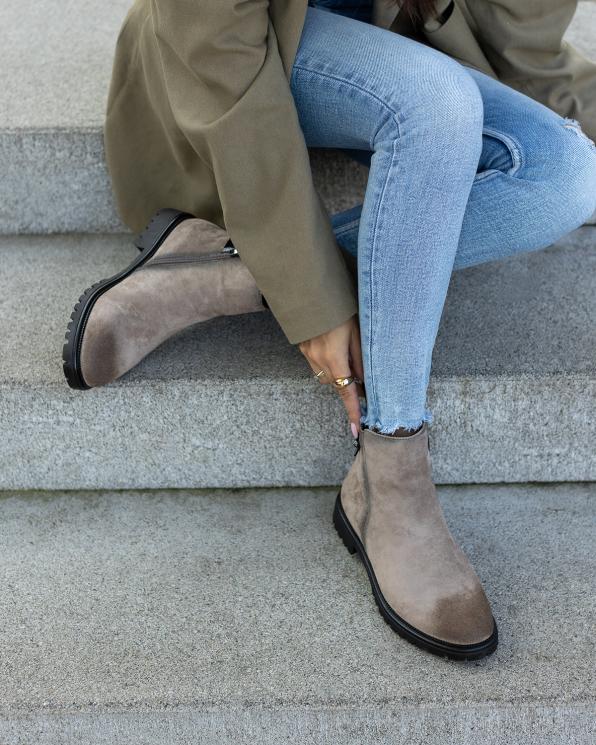 Beżowe botki damskie z eko-zamszu na niskim obcasie 139-41391-KHAKI