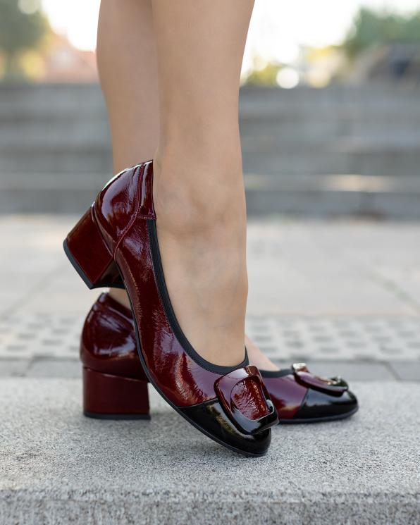 Bordowo-czarne czółenka damskie lakierowane na klocku 119-3732-BORDO