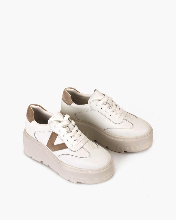 Białe sneakersy damskie ze skóry licowej na koturnie 105-56766-BIAŁY