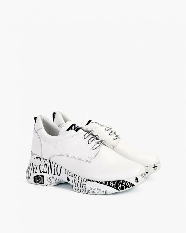Białe sneakersy skórzane z napisami 108-135-BIAŁE