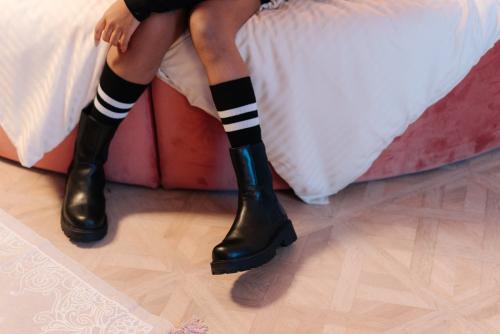 Buty na szeroką łydkę. Przedstawiamy modele, które optycznie wyszczuplą nogi