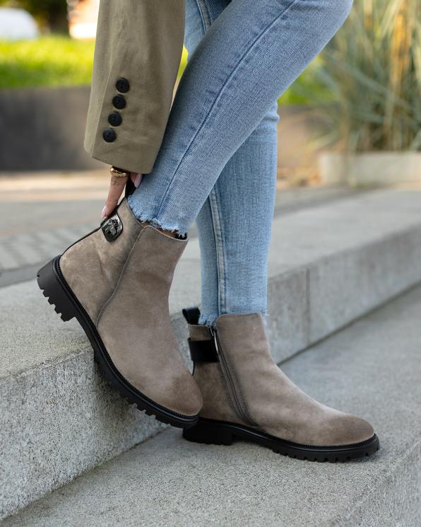 Beżowe botki damskie z eko-zamszu na niskim obcasie 139-41391-KHAKI
