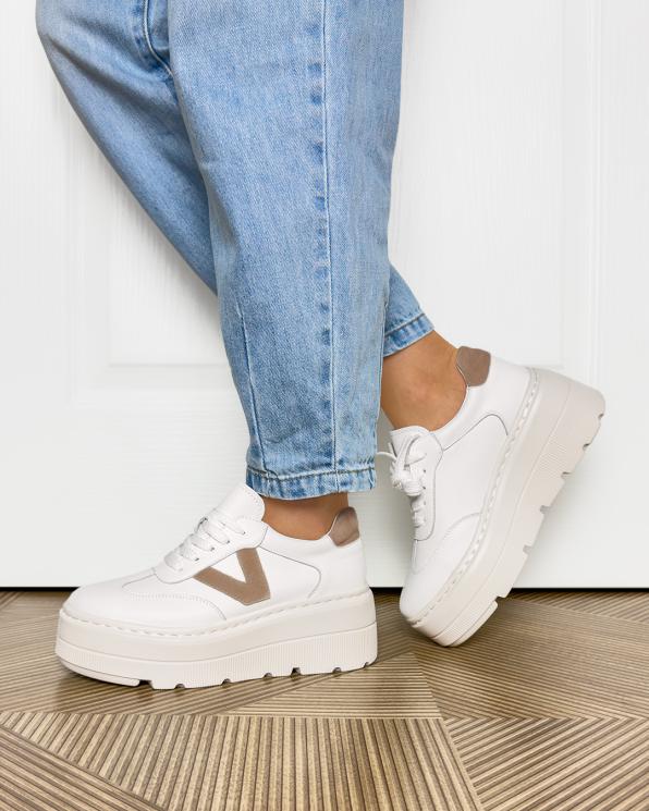 Białe sneakersy damskie ze skóry licowej na koturnie 105-56766-BIAŁY