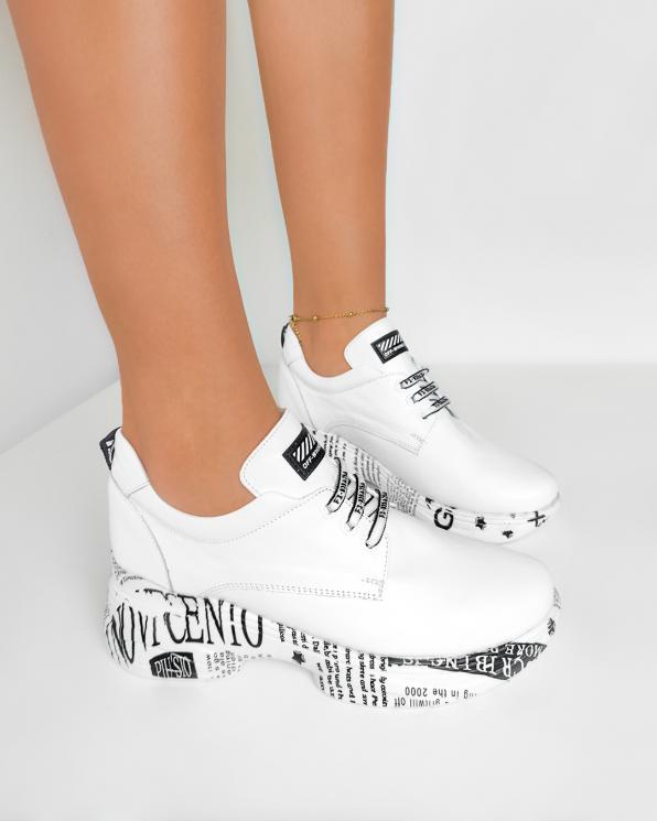 Białe sneakersy skórzane z napisami 108-135-BIAŁE