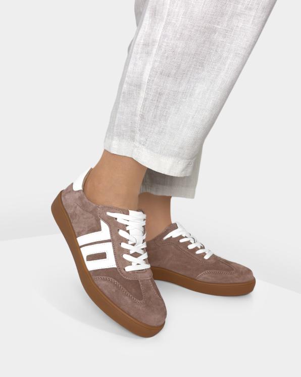 Ciemnobeżowe adidasy damskie zamszowe 105-71597-beż