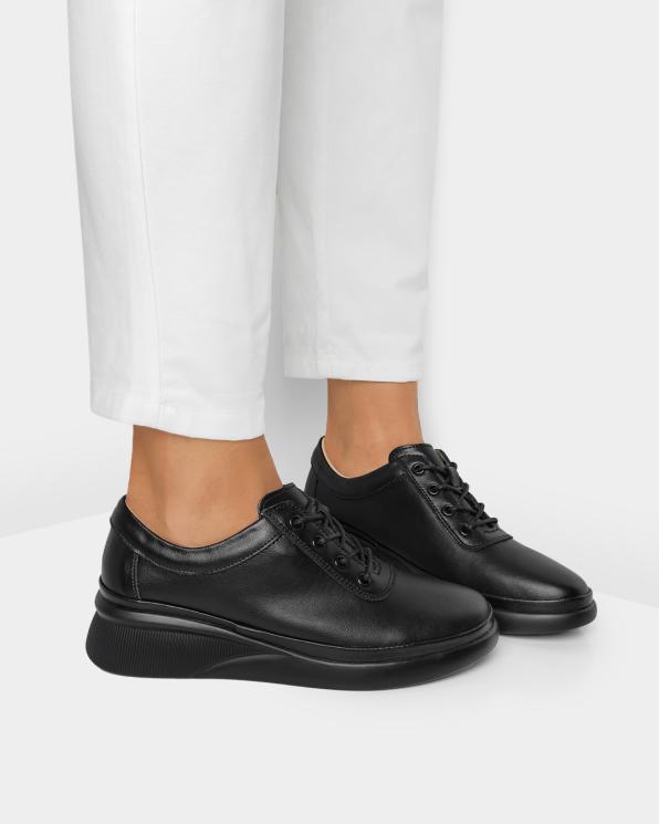 Czarne adidasy damskie ze skóry licowej 105-2297-CZARNE
