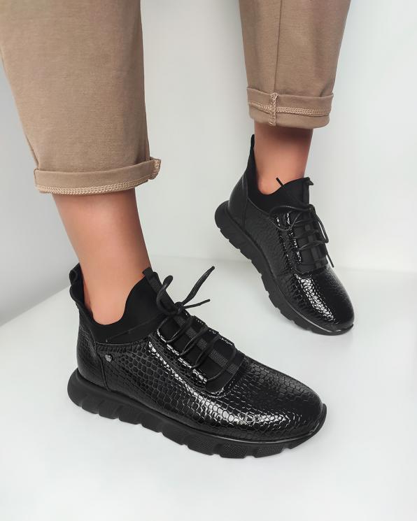Czarne sneakersy lakierowane 105-78701-CZARNY