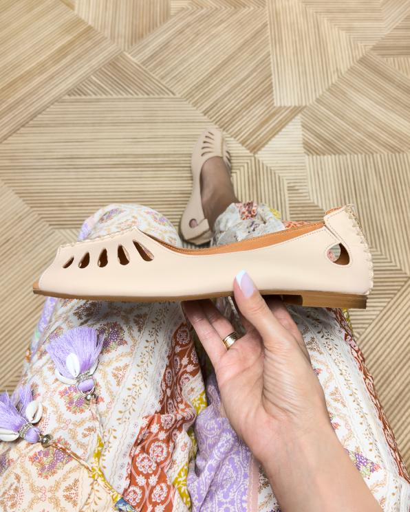 Jasnobeżowe baleriny damskie skórzane na niskim obcasie peep toe 145-700-BONE